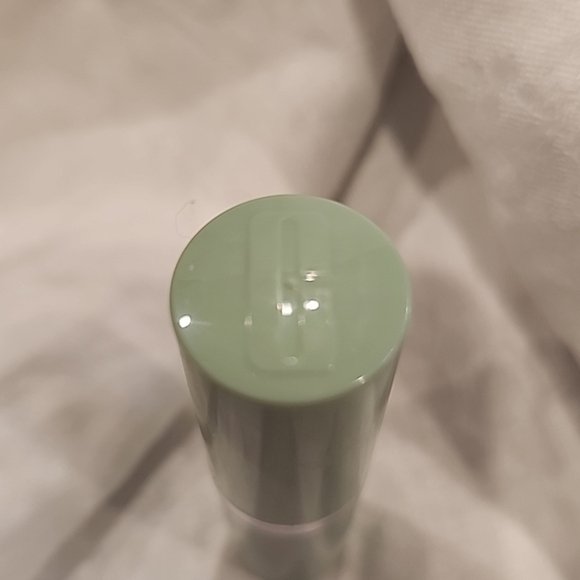 CLINIQUE Different Lipstick RASPBERRY GLACÉ - Picture 2 of 4